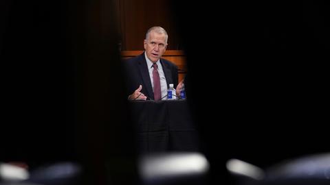Der republikanische US-Senator Thom Tillis spricht im Parlament in Washington. 