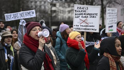 Proteste am Hermannplatz am 23.12.2023 in Berlin. Demonstranten verlangen einen Waffenstillstand und verurteilen die Angriffe Israels auf Gaza.