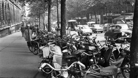 Mopeds stehen vor der Sorbonne am 2. Oktober 1961.