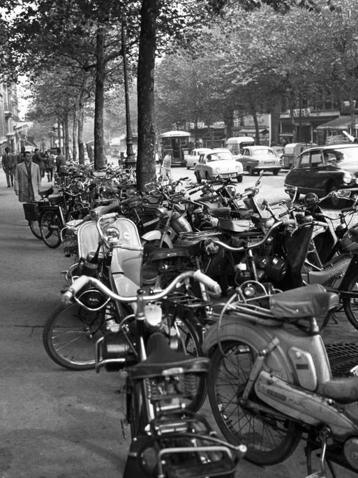 Mopeds stehen vor der Sorbonne am 2. Oktober 1961.