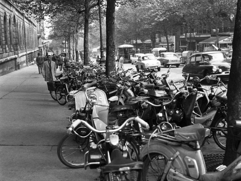 Mopeds stehen vor der Sorbonne am 2. Oktober 1961.