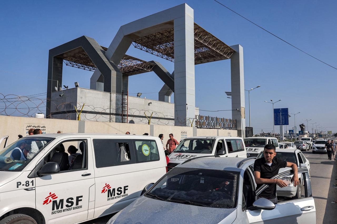 Fahrzeuge stehen am Grenzübergang, darunter mehrere Transporter von "Ärzte ohne Grenzen".