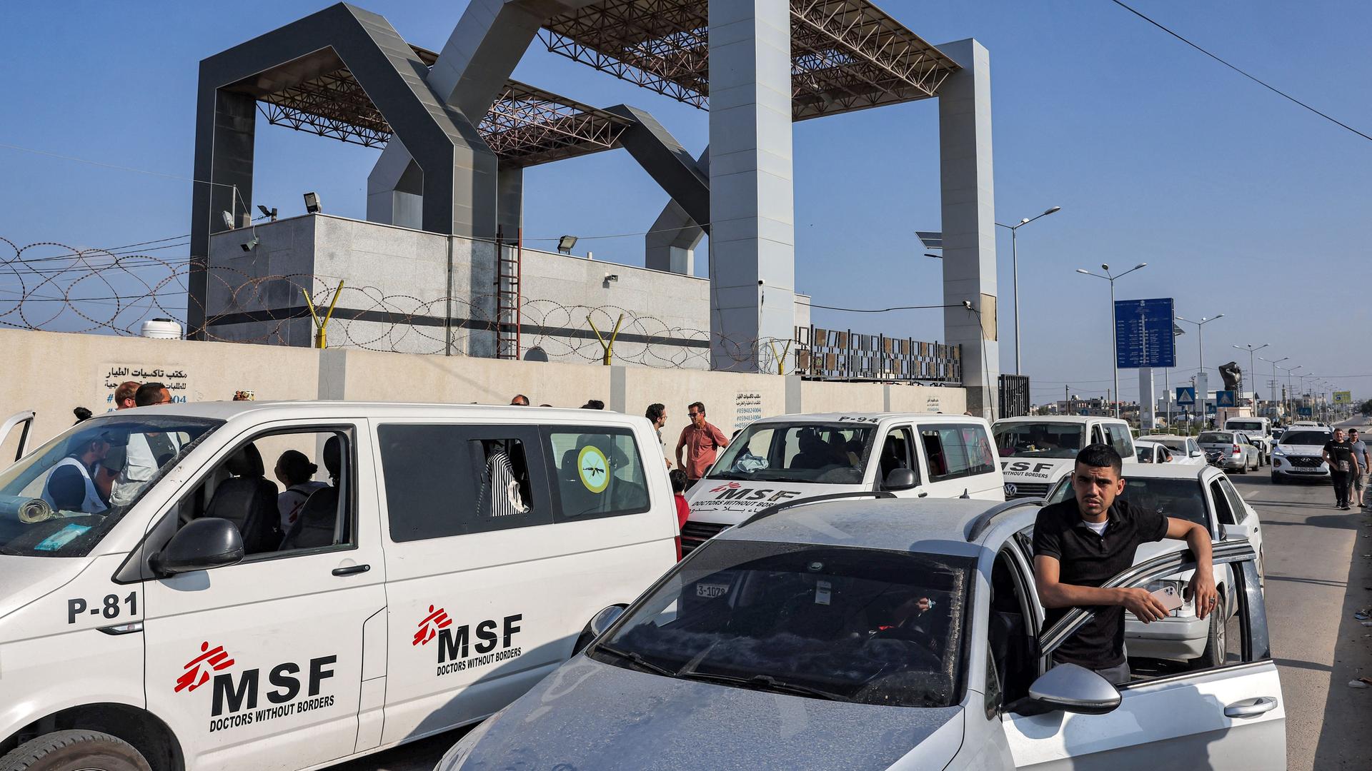 Zu sehen sind Autos am Grenzübergang Rafah, der den Gazastreifen mit Ägypten verbindet. Zu sehen sind Autos am Grenzübergang Rafah, der den Gazastreifen mit Ägypten verbindet.