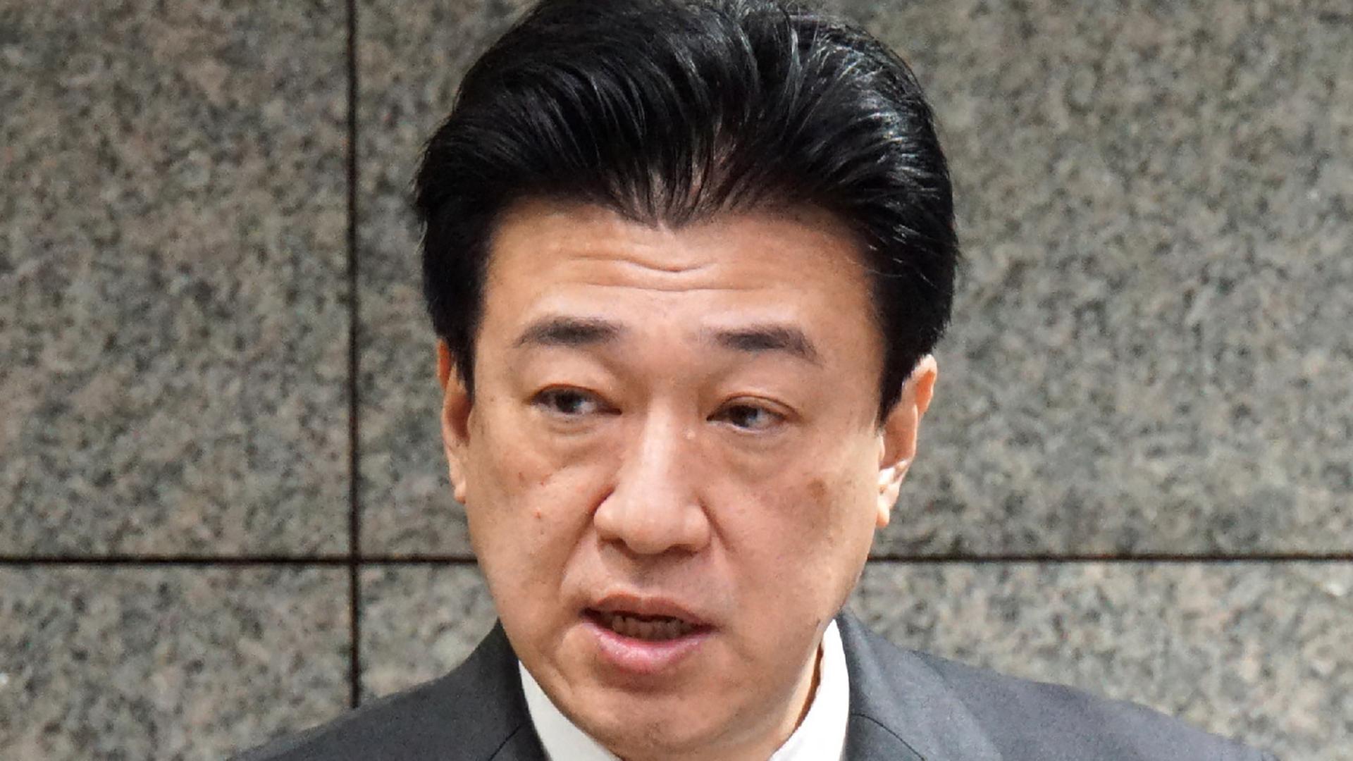 Das Bild zeigt den japanischen Verteidigungsminister Minoru Kihara während einer Pressekonferenz nach dem Absturz zweier Militärhubschrauber. 21. April 2024.
