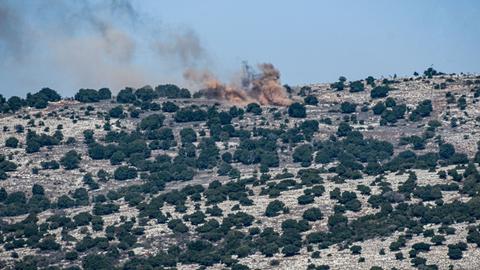 Von einem Hügel eines südlibanesischen Dorfes steigt Rauch auf, der vom israelischen Moshav Avivim im Norden Israels an der Grenze zum Libanon aus gesehen wird.