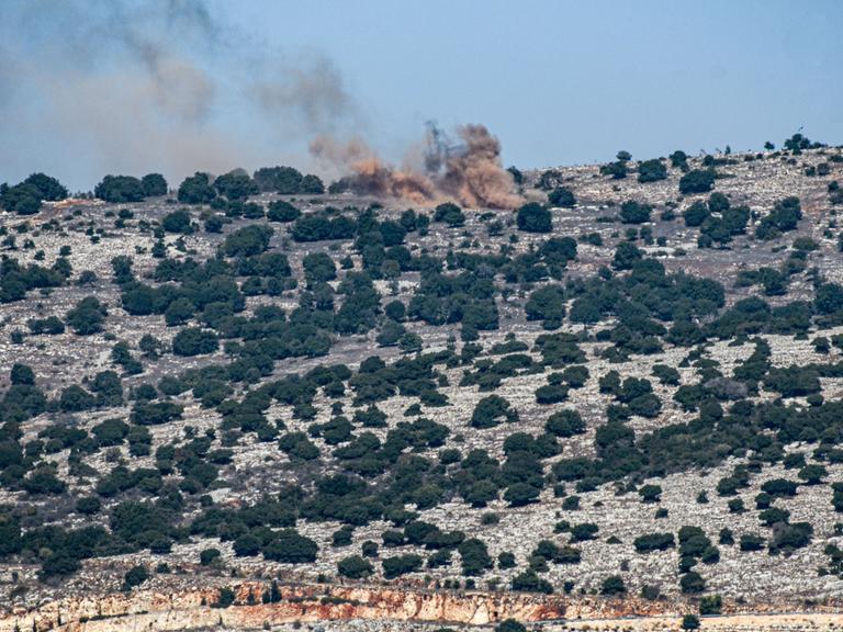 Israel, Moshav Avivim: Nach Artilleriebeschuss durch die israelische Armee steigt von einem Hügel eines südlibanesischen Dorfes Rauch auf, der vom israelischen Moshav Avivim im Norden Israels an der Grenze zum Libanon aus gesehen wird.