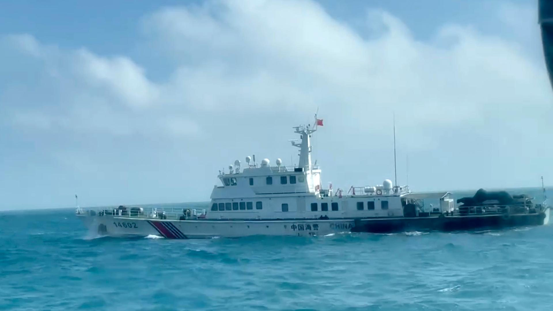 In diesem Bildschirmfoto aus einem von der taiwanischen Küstenwache veröffentlichten Video sieht man ein Boot der chinesischen Küstenwache von einem Boot der taiwanischen Küstenwache aus, wie es an der Küste der Matsu-Inseln in Taiwan vorbeifährt.