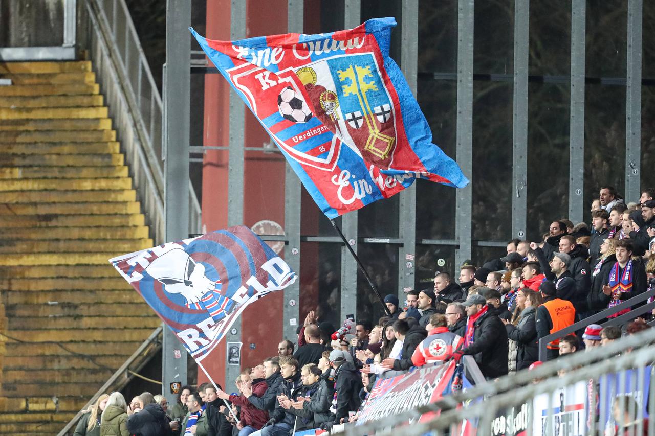 Krefeld, Deutschland, 04.11.2023: Fans von KFC Uerdingen sind zu sehen mit Flaggen, Bannern , beim Spiel der Oberliga Niederrhein zwischen KFC Uerdingen und ETB SW Essen im Grotenburg Stadion am 04. November 2023 in Krefeld.  Krefeld Grotenburg Stadion Nordrhein-Westfalen Deutschland *** Krefeld, Germany, 04 11 2023 Fans of KFC Uerdingen are seen with flags, banners , during the Oberliga Niederrhein match between KFC Uerdingen and ETB SW Essen at Grotenburg Stadion on November 04, 2023 in Krefeld Krefeld Grotenburg Stadion Nordrhein Westfalen Germany Copyright: xOliverxKaelkex