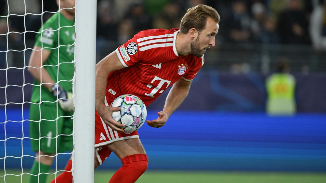 Das Bild zeigt eine Spielszene. Harry Kane läuft mit Ball in der Hand. Links im Bild ist ein Torpfosten zu erkennen.