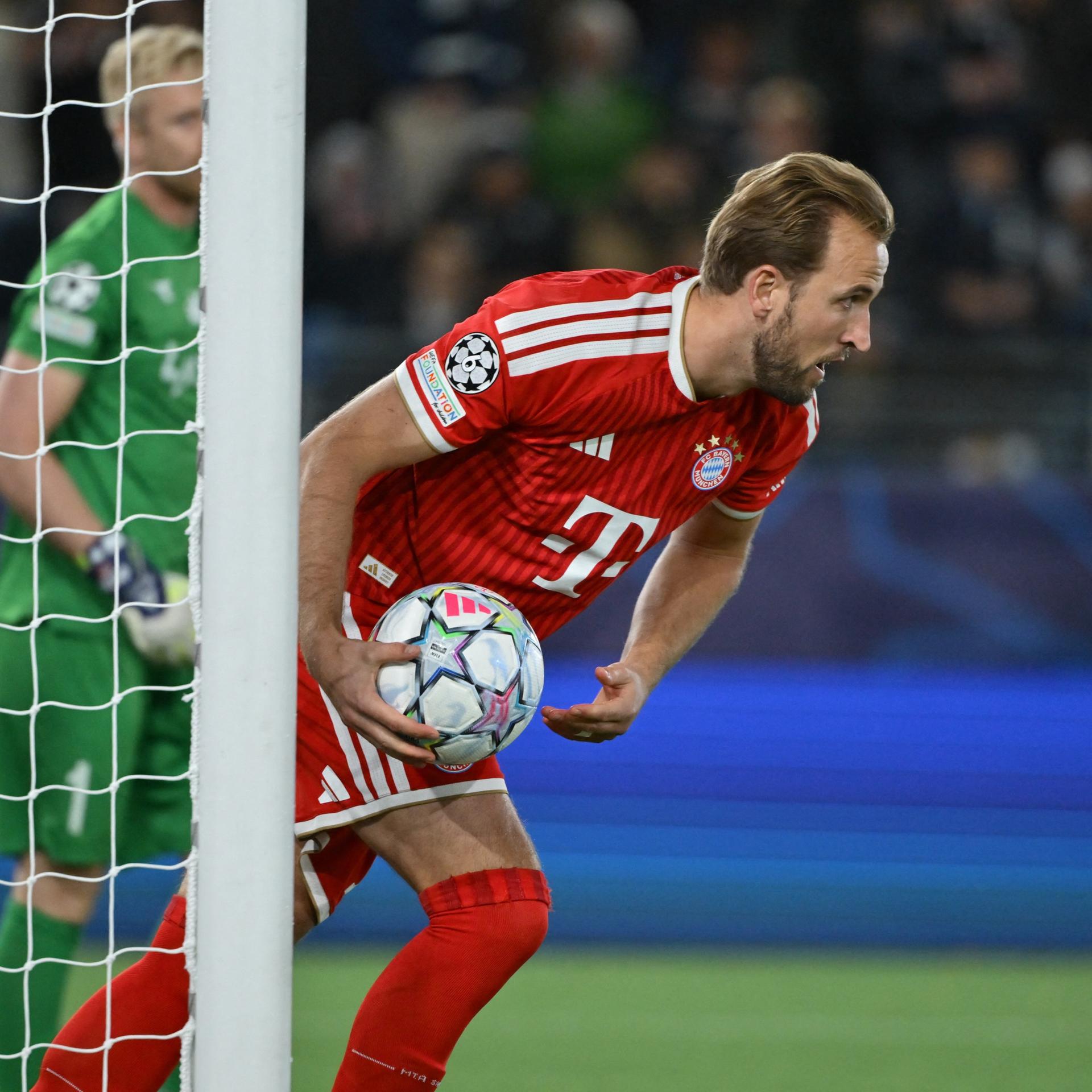 Das Bild zeigt eine Spielszene. Harry Kane läuft mit Ball in der Hand. Links im Bild ist ein Torpfosten zu erkennen.