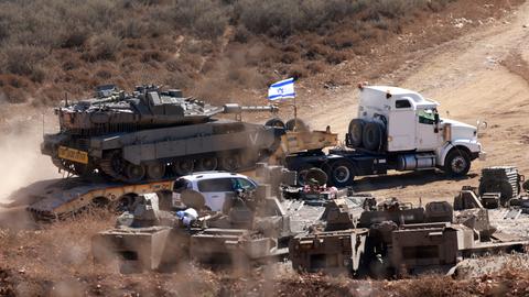 Ein israelischer Panzer wird im Norden Israels auf einem Lastwagen transportiert, nahe der Grenze zum Libanon. 