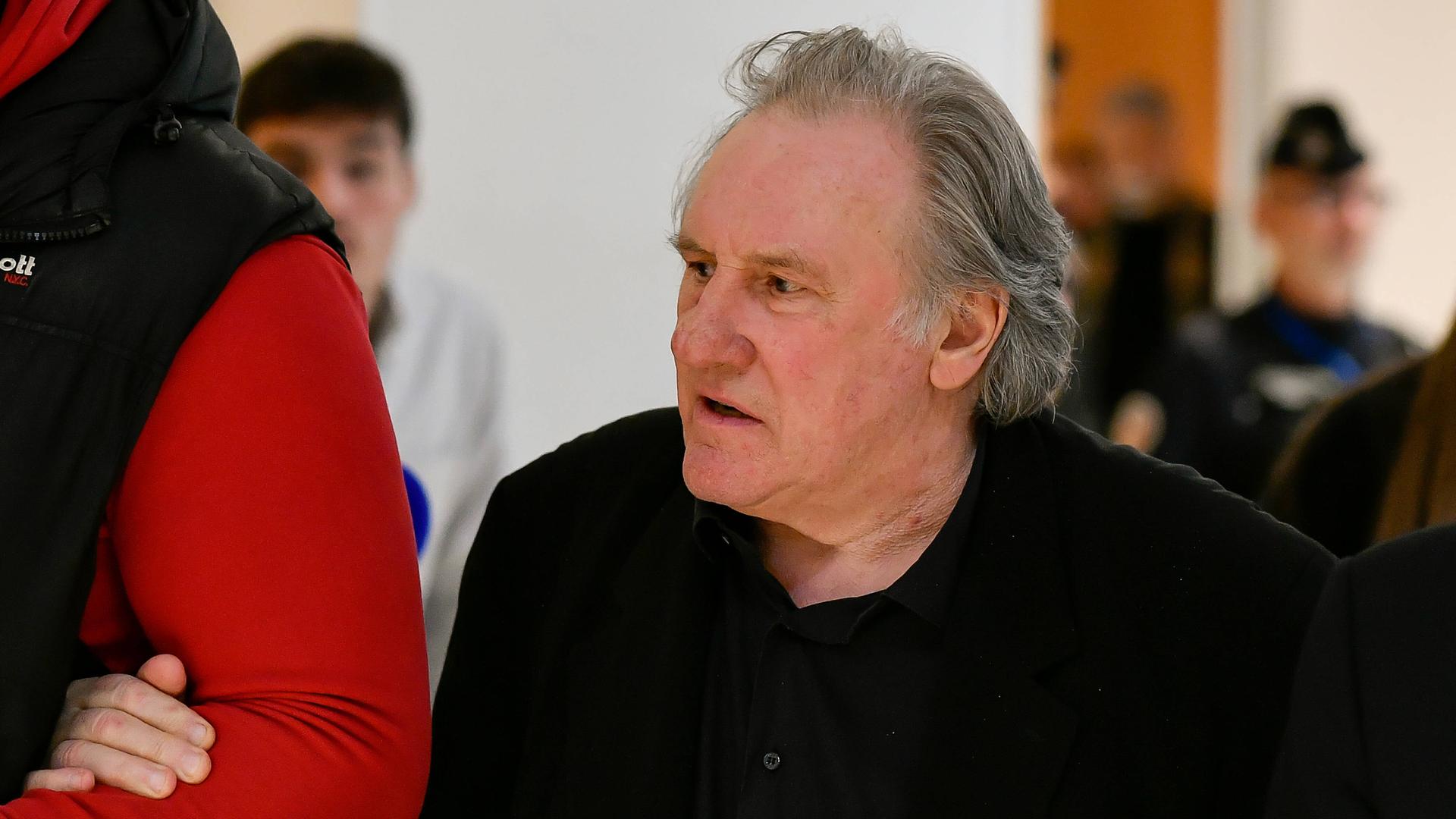 Gerard Depardieu betritt ein Gericht in Paris am 27. März 2025. Gerard Depardieu betritt ein Gericht in Paris am 27. März 2025.