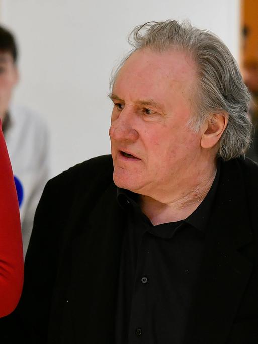 Gerard Depardieu betritt ein Gericht in Paris am 27. März 2025.