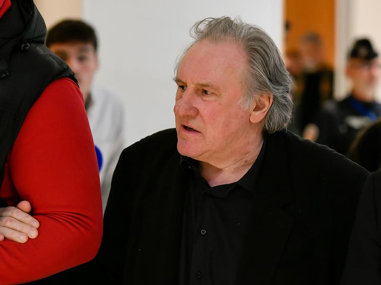 Gerard Depardieu betritt ein Gericht in Paris am 27. März 2025.