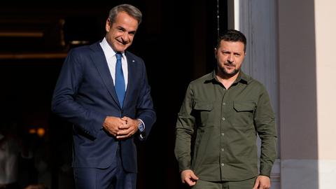 Der Griechische Premierminister Kyriakos Mitsotakis, links, empfängt den ukrainischen Präsidenten Wolodimir Selenskyj in Athen.