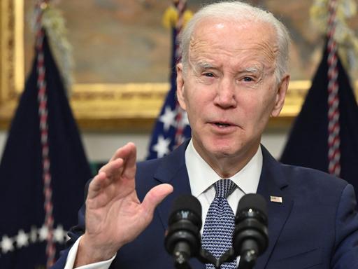 US-Präsident Joe Biden hält eine Rede im Roosevelt Room des Weißen Hauses.