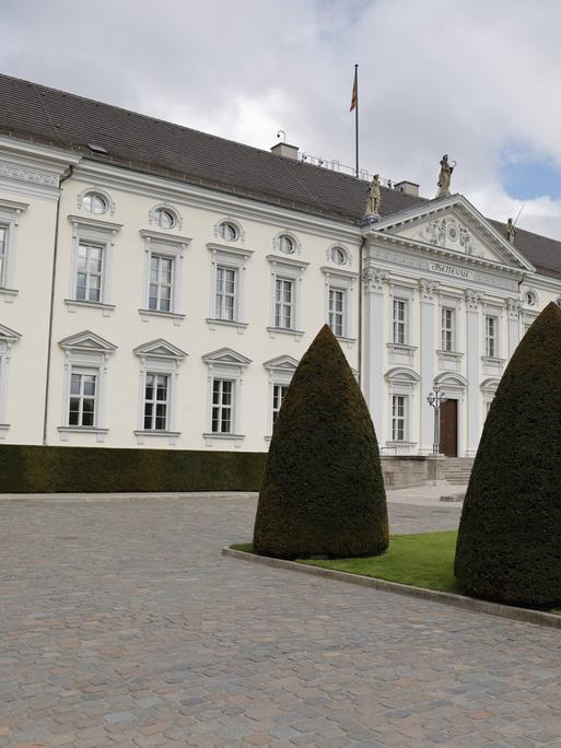 Das Bild zeigt das Schloss Bellevue, den Amtssitz des Bundespräsidenten in Berlin.