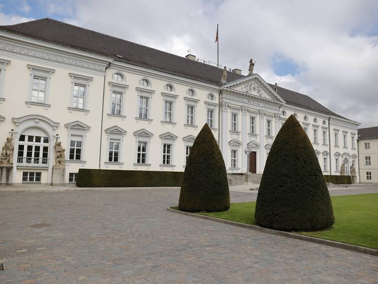 Das Bild zeigt das Schloss Bellevue, den Amtssitz des Bundespräsidenten in Berlin.