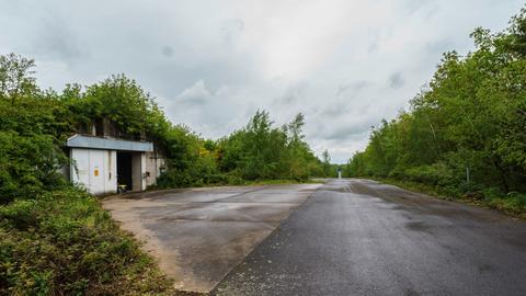 Ein Munitionsbunker steht auf verlassenem Gelände.