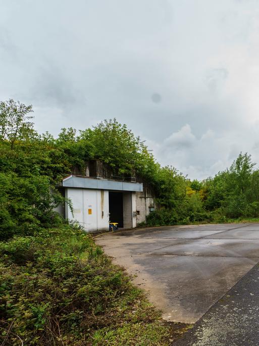 Ein Munitionsbunker steht auf verlassenem Gelände.