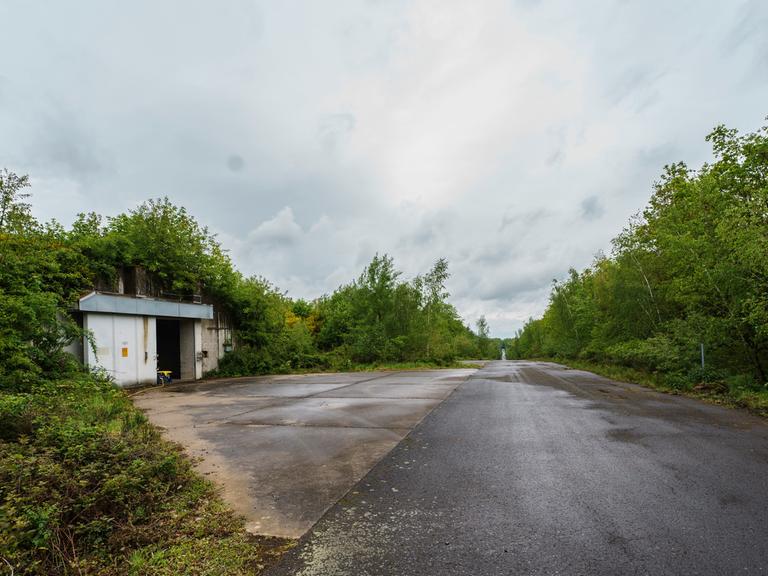 Ein Munitionsbunker steht auf verlassenem Gelände.
