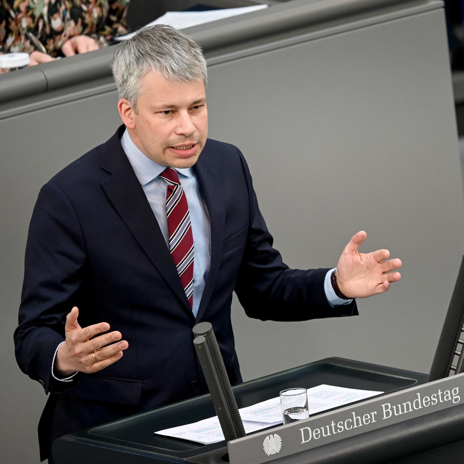 Steffen Bilger (CDU) spricht im Bundestag zu den Abgeordneten. 