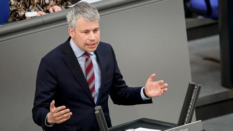 Steffen Bilger (CDU) spricht im Bundestag zu den Abgeordneten. 