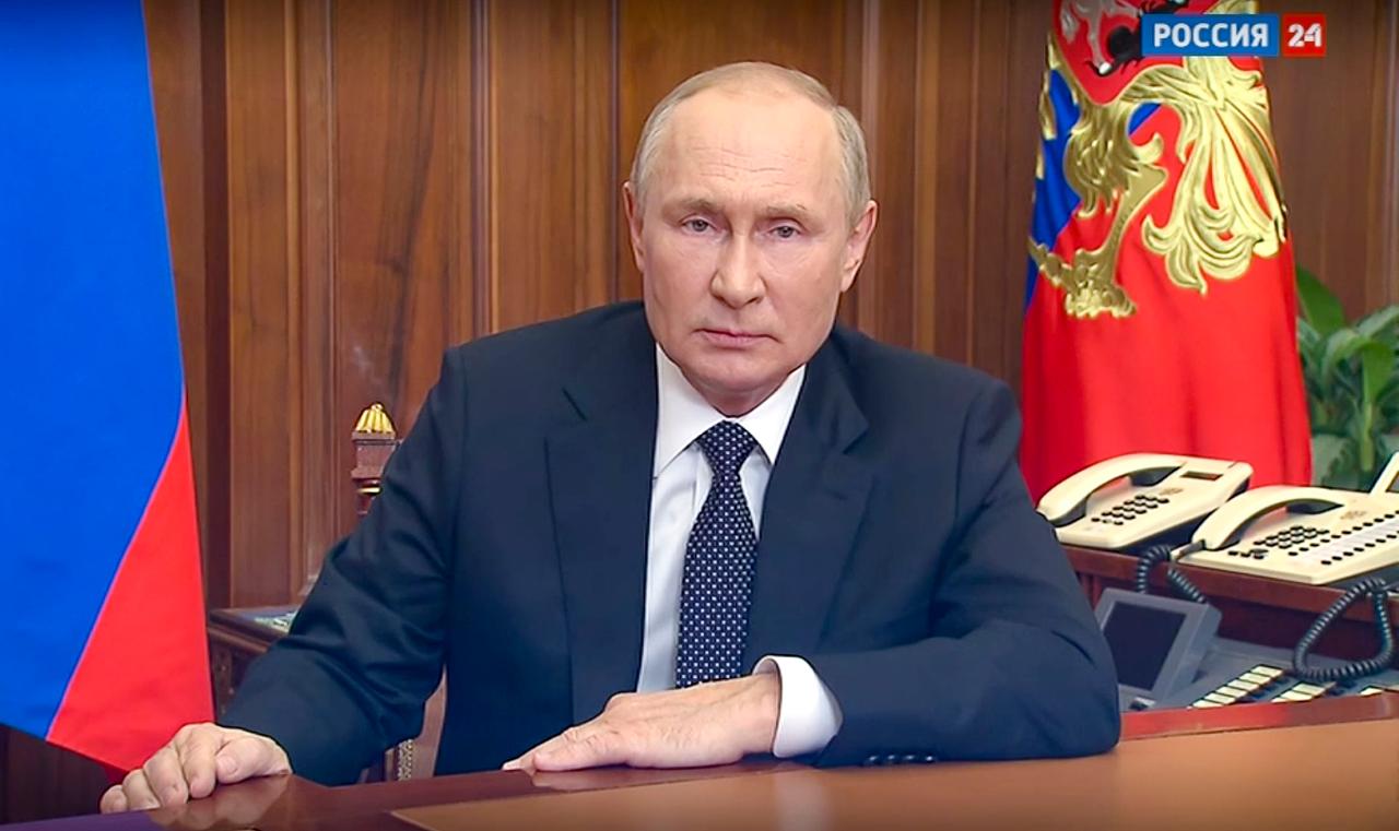 Der russische Präsident Putin spricht im Staatsfernsehen.