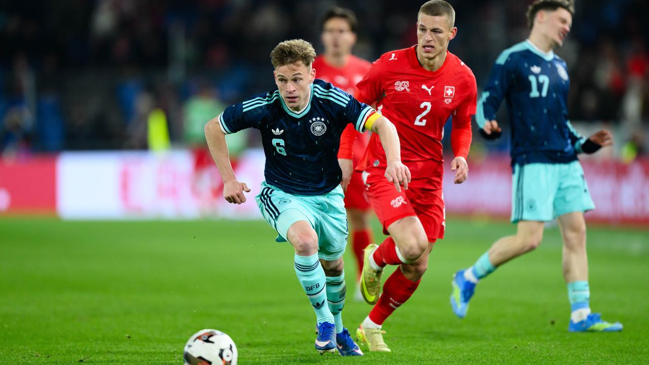 Deutschlands Kapitän Joshua Kimmich und der Schweizer Miro Muheim kämpfen um den Ball.