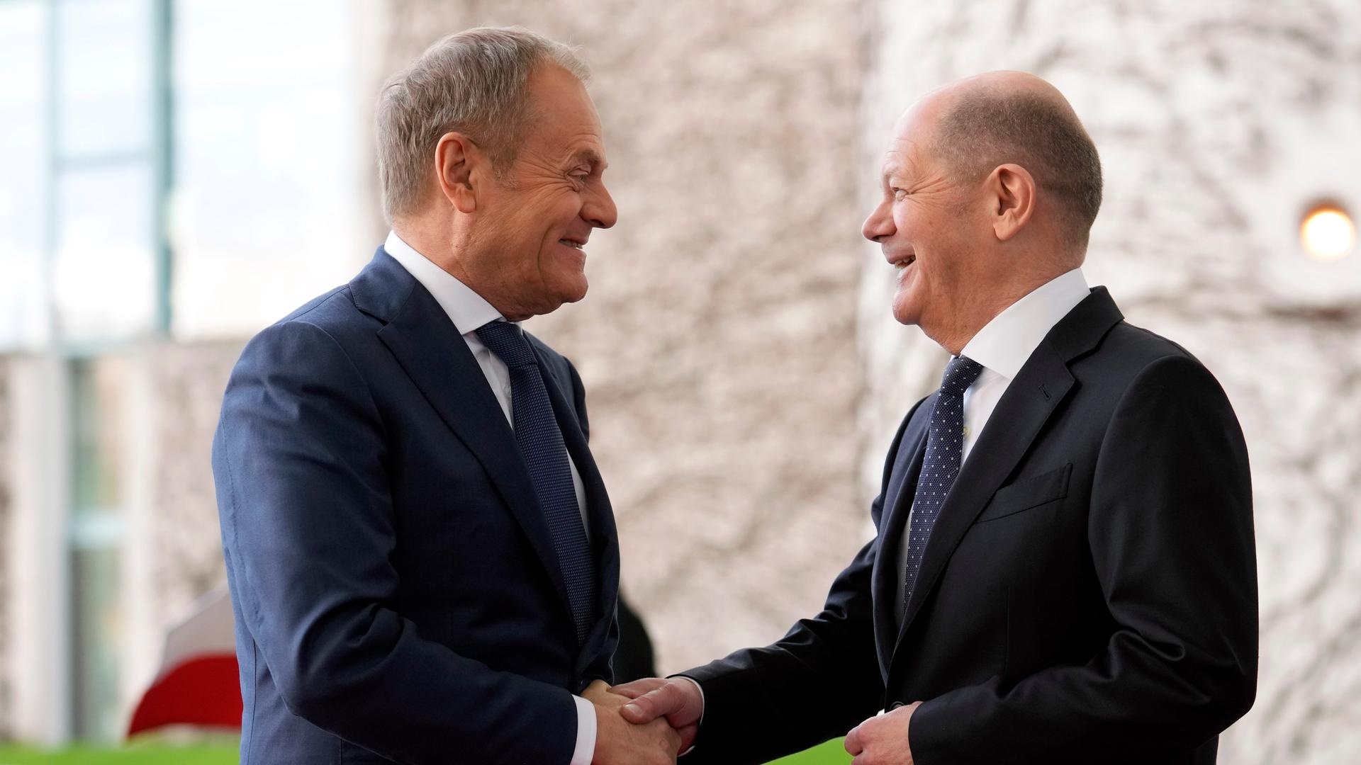 Bundeskanzler Olaf Scholz und Polens Premierminister Donald Tusk geben sich die Hand