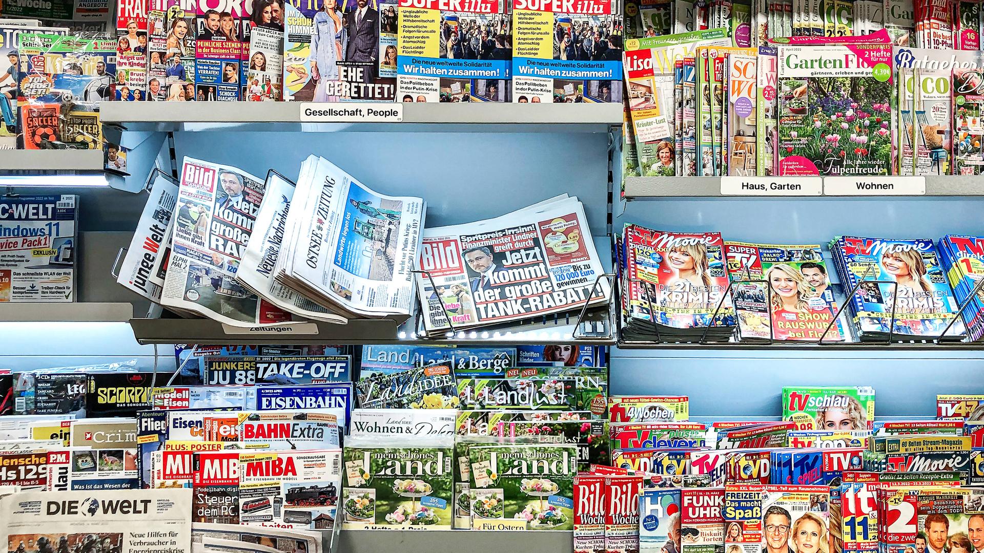Zeitungen und Zeitschriften in einer Auslage. 
