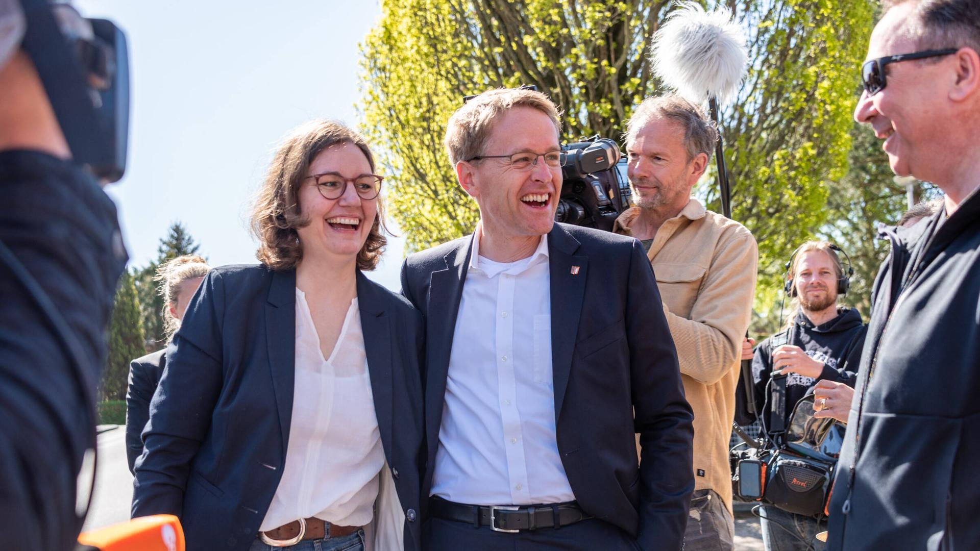 Ministerpräsident Daniel Günther (CDU) mit seiner Ehefrau Anke Günther in seinem Heimatort Eckernförde in der Nähe seines Wahllokals Ministerpräsident Daniel Günther (CDU) mit seiner Ehefrau Anke Günther in seinem Heimatort Eckernförde in der Nähe seines Wahllokals
