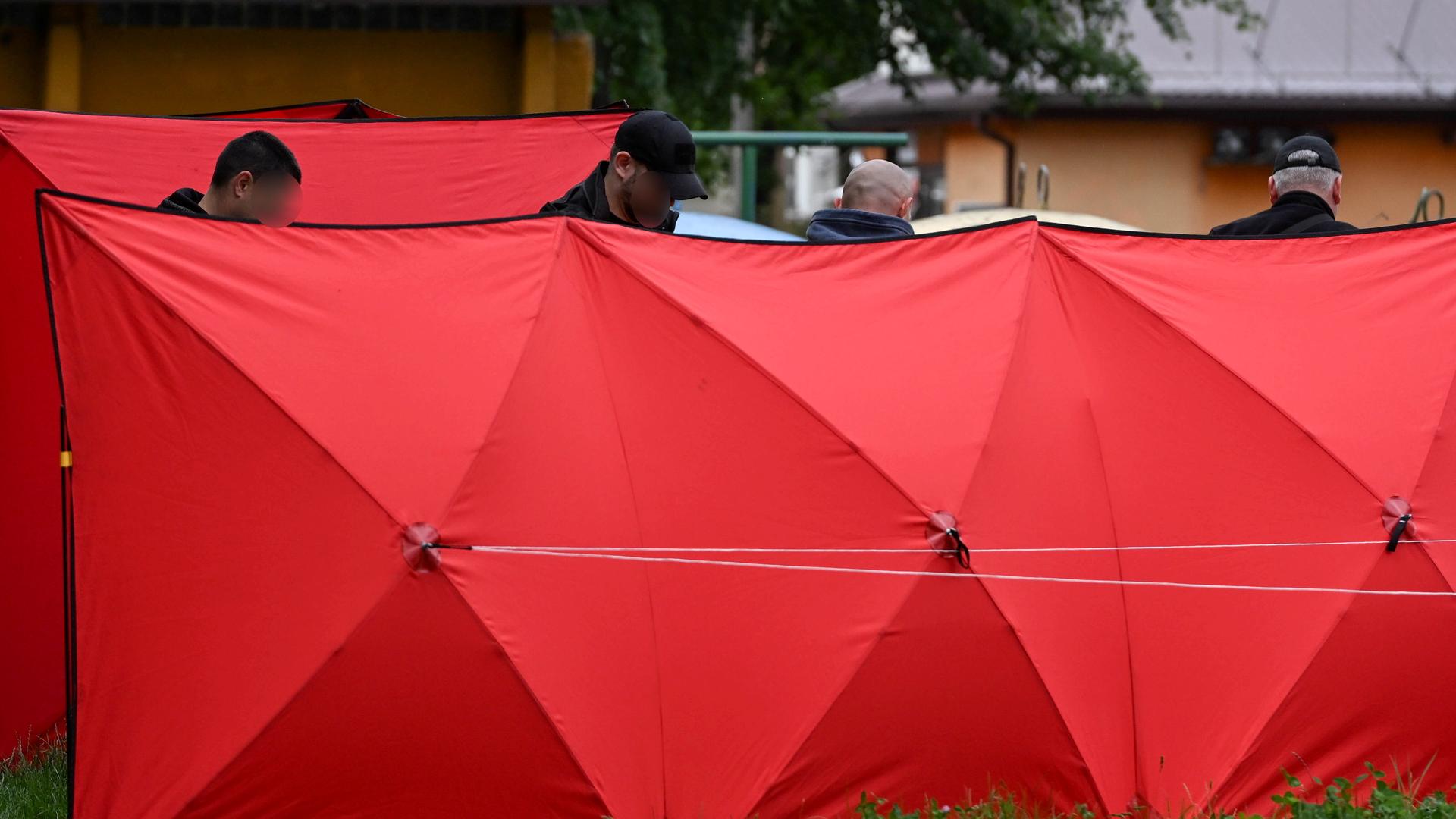 Biala Podlaska: Polizisten sind am Tatort im Osten Polens im Einsatz. Biala Podlaska: Polizisten sind am Tatort im Osten Polens im Einsatz.