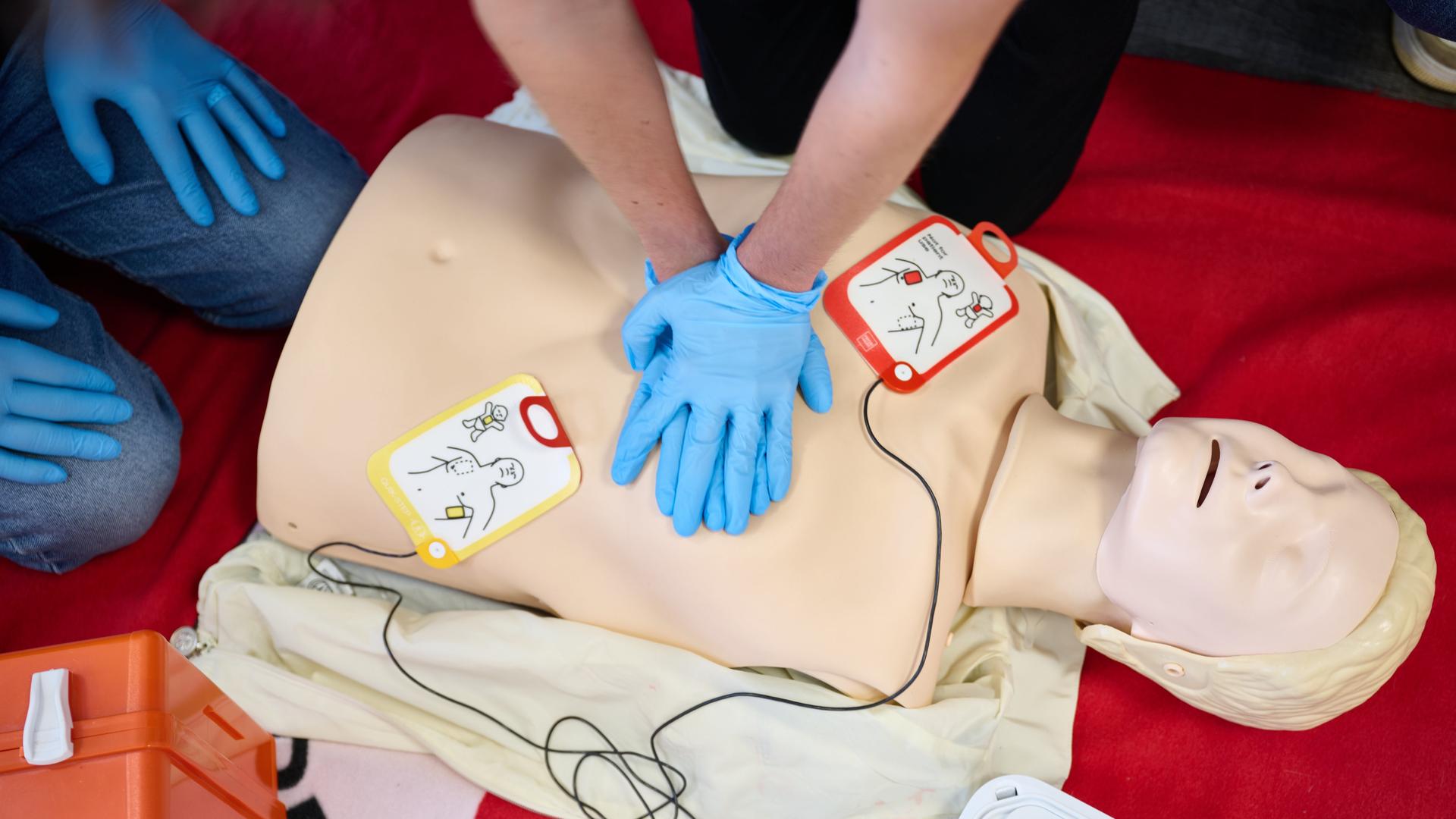 Die Reanimation mit Hilfe eines Defibrillator wird in der Erste Hilfe-Ausbildung beim DRK-Kreisverband Essen demonstriert. Die Reanimation mit Hilfe eines Defibrillator wird in der Erste Hilfe-Ausbildung beim DRK-Kreisverband Essen demonstriert.