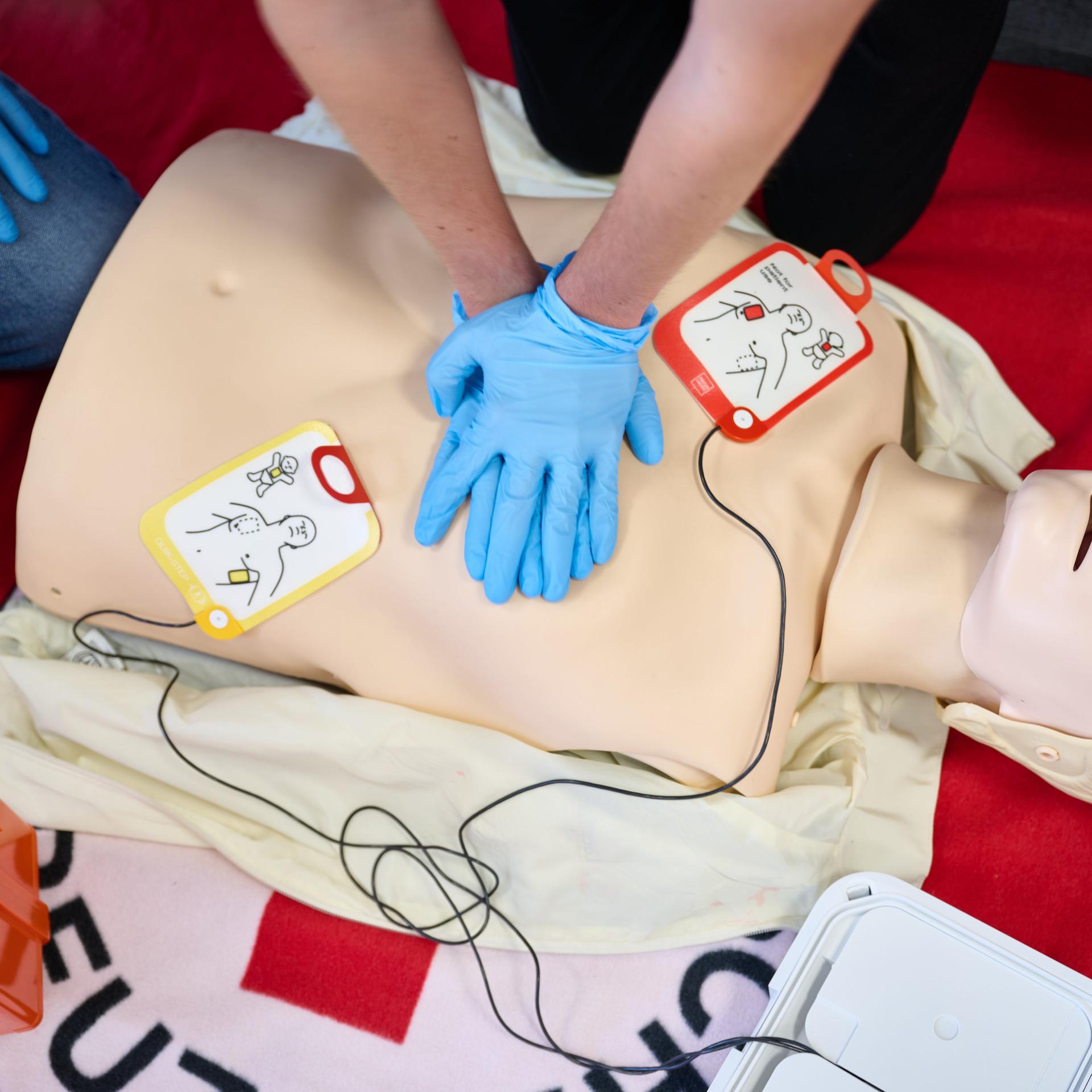 Die Reanimation mit Hilfe eines Defibrillator wird in der Erste Hilfe-Ausbildung beim DRK-Kreisverband Essen demonstriert.