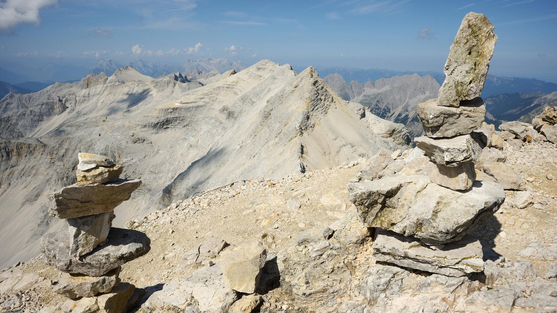 Steinmänner, Steinmandl am Gipfel der Birkkarspitze, hinten Ödkarspitzen, Alpenpark Karwendel, Tirol, Österreich, Europa