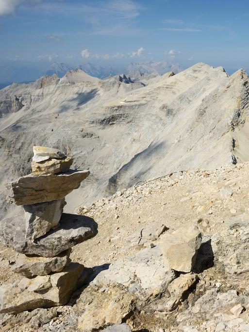 Steinmänner, Steinmandl am Gipfel der Birkkarspitze, hinten Ödkarspitzen, Alpenpark Karwendel, Tirol, Österreich, Europa