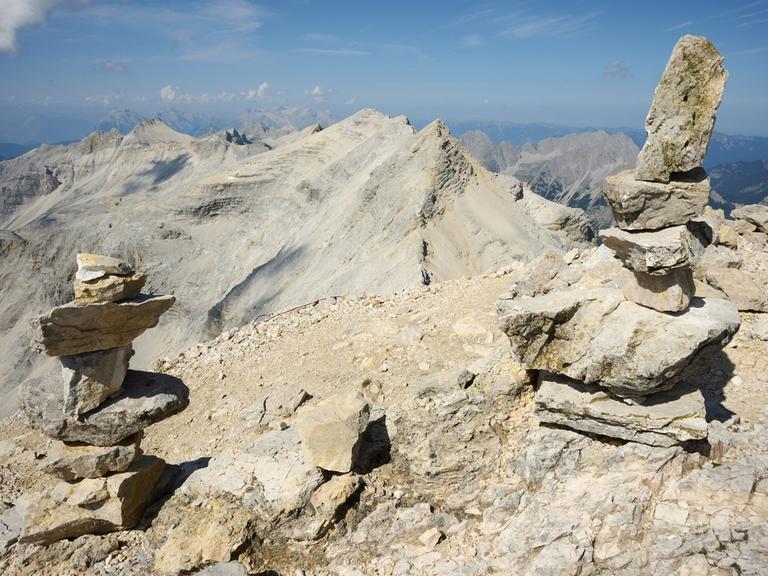 Steinmänner, Steinmandl am Gipfel der Birkkarspitze, hinten Ödkarspitzen, Alpenpark Karwendel, Tirol, Österreich, Europa