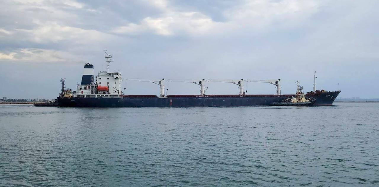 Das unter der Flagge von Sierra Leone fahrende Frachtschiff Razoni mit 26.000 Tonnen ukrainischem Getreide an Bord verlässt den Hafen in der Region Odessa.