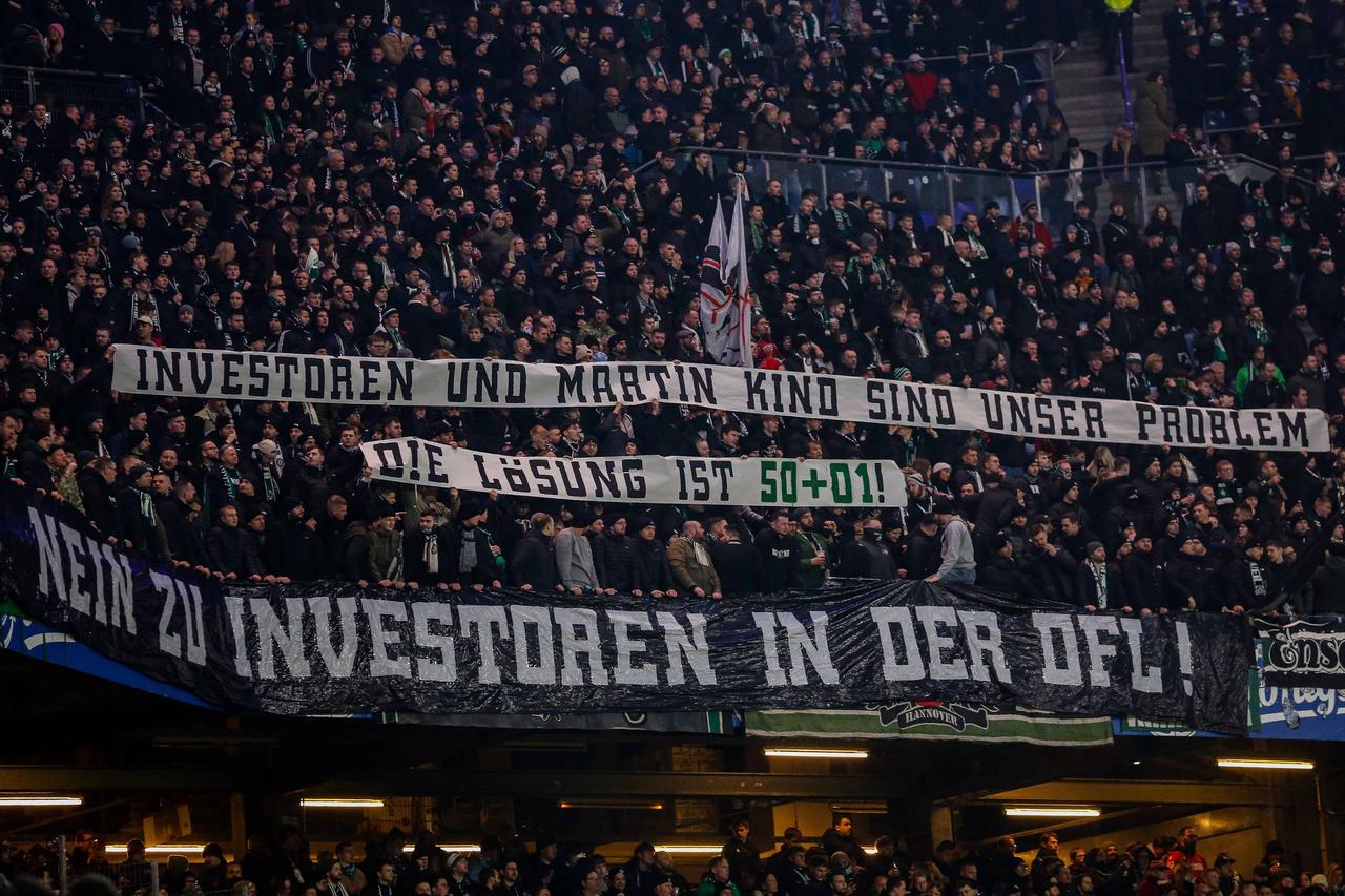 Fans von Hannover 96 protestieren mit Banner gegen Martin Kind und für die Einhaltung der 50+1-Regel.