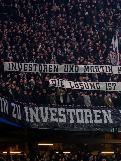 Fans von Hannover 96 protestieren mit Banner gegen Martin Kind und für die Einhaltung der 50+1-Regel.