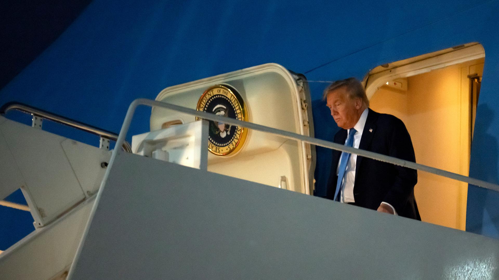 US-Präsident Donald Trump verlässt die Air Force One auf dem Stützpunkt Andrews.