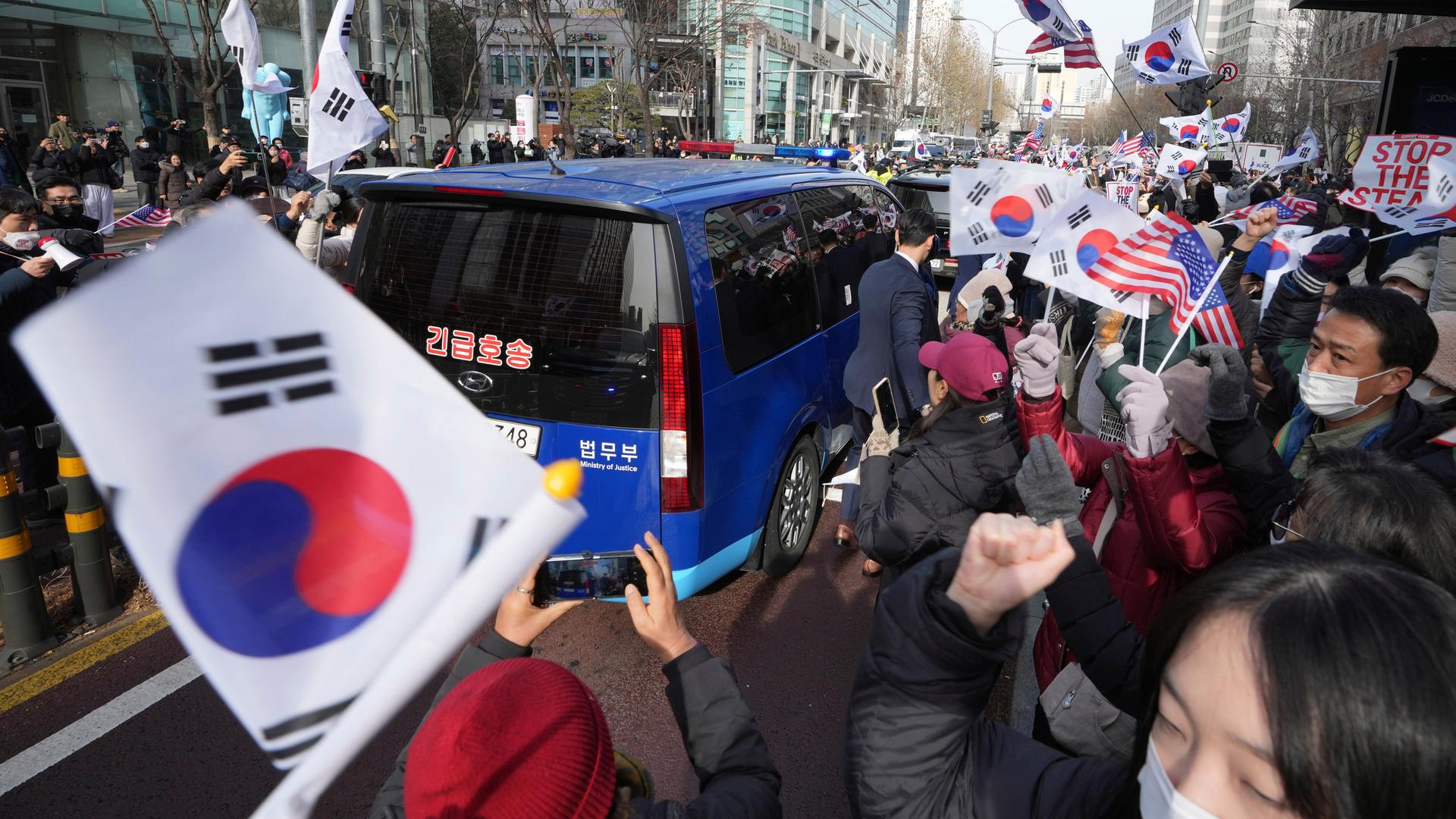 Eine protestierende Menschenmenge in Südkorea. In der Hauptstadt Seoul fordern die Menschen die Freilassung von dem entmachteten Präsidenten Yoon. 