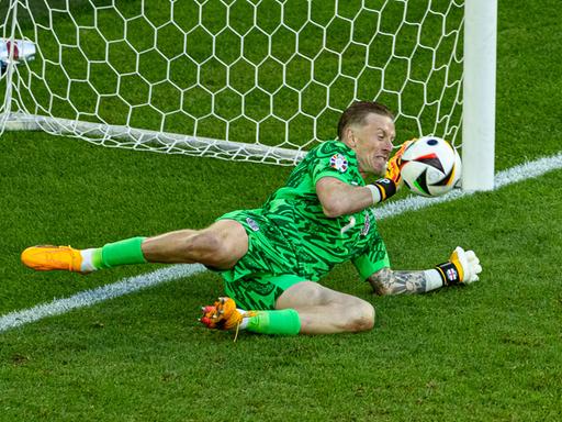 Englands Torhüter Jordan Pickford pariert den ersten Elfmeter des Elfmeterschießens während des UEFA Euro 2024-Viertelfinalspiels zwischen England und der Schweiz. Das Spiel endete 1:1 nach Verlängerung, England gewann 5:3 im Elfmeterschießen.