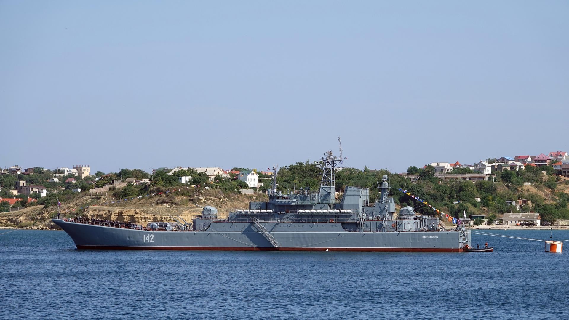 Das russische Kriegs-Schiff steht auf dem Wasser. 