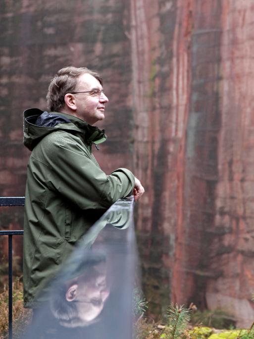 Lothar Vierhock, hier noch Probst der Leipziger Trinitatisgemeinde im Jahr 2010, schaut auf eine Wand in einem Steinbruch bei Rochlitz. Lothar Vierhock, hier noch Probst der Leipziger Trinitatisgemeinde im Jahr 2010, schaut auf eine Wand in einem Steinbruch bei Rochlitz.