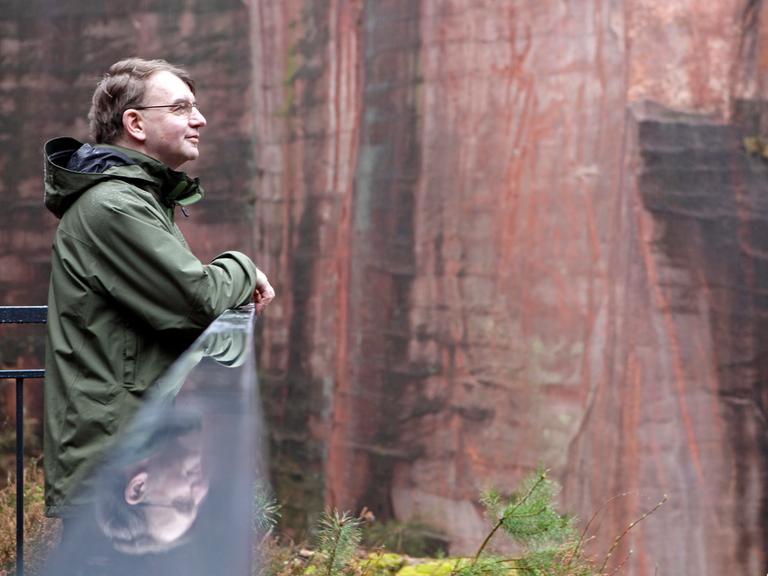 Lothar Vierhock, hier noch Probst der Leipziger Trinitatisgemeinde im Jahr 2010, schaut auf eine Wand in einem Steinbruch bei Rochlitz. Lothar Vierhock, hier noch Probst der Leipziger Trinitatisgemeinde im Jahr 2010, schaut auf eine Wand in einem Steinbruch bei Rochlitz.