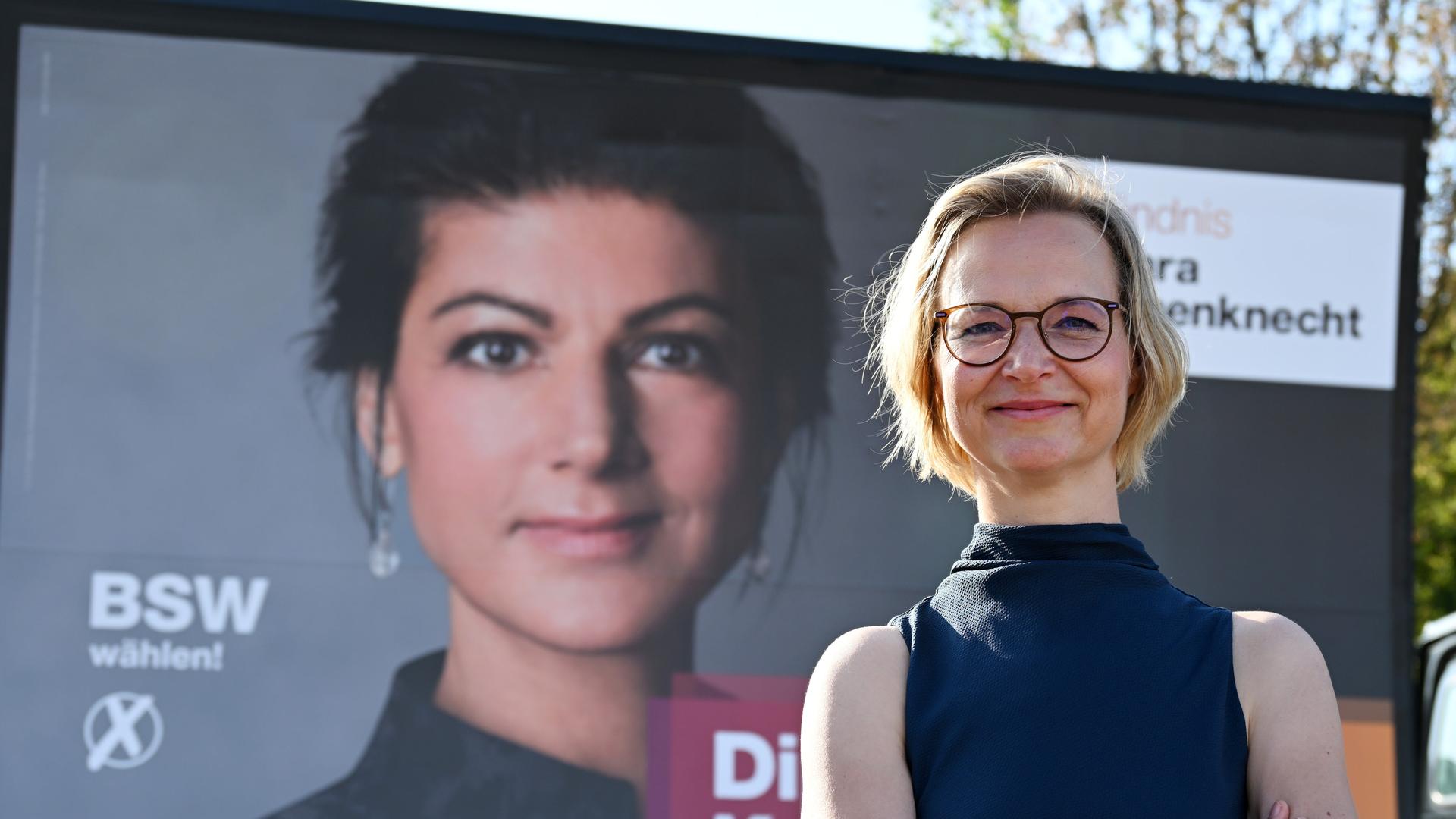 Die Landesvorsitzende des Bündnis Sahra Wagenknecht (BSW), Katja Wolf vor einem Wahlplakat der Parteigründerin Sahra Wagenknecht. 