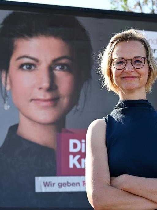 Die Landesvorsitzende des Bündnis Sahra Wagenknecht (BSW), Katja Wolf vor einem Wahlplakat der Parteigründerin Sahra Wagenknecht. 