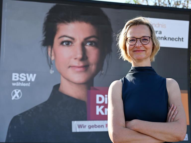 Die Landesvorsitzende des Bündnis Sahra Wagenknecht (BSW), Katja Wolf vor einem Wahlplakat der Parteigründerin Sahra Wagenknecht. 